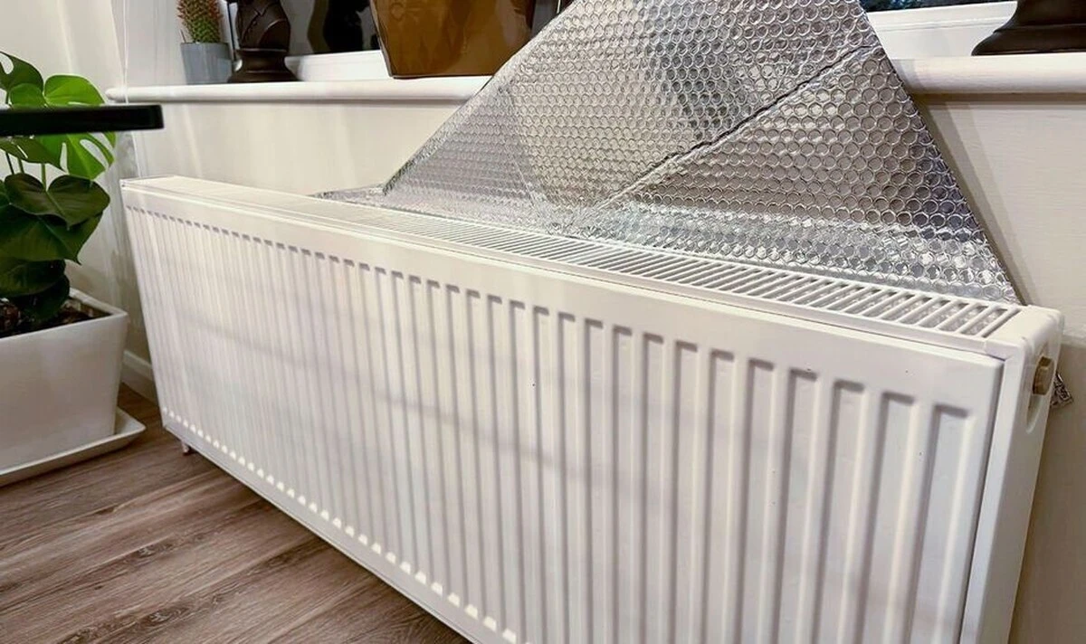 Hliníková fólie za radiátorem? Proč snižuje účty za teplo o 25%.