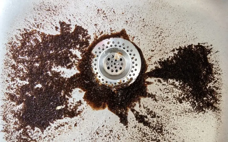 Instalatéři varují: Nikdy nelijte tento běžný nápoj do odpadu