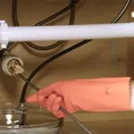 Instalatéři varují: Nikdy nevylévejte tento olej do odpadu.