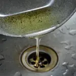 Instalatéři varují: Nikdy nevylévejte tento olej do odpadu.