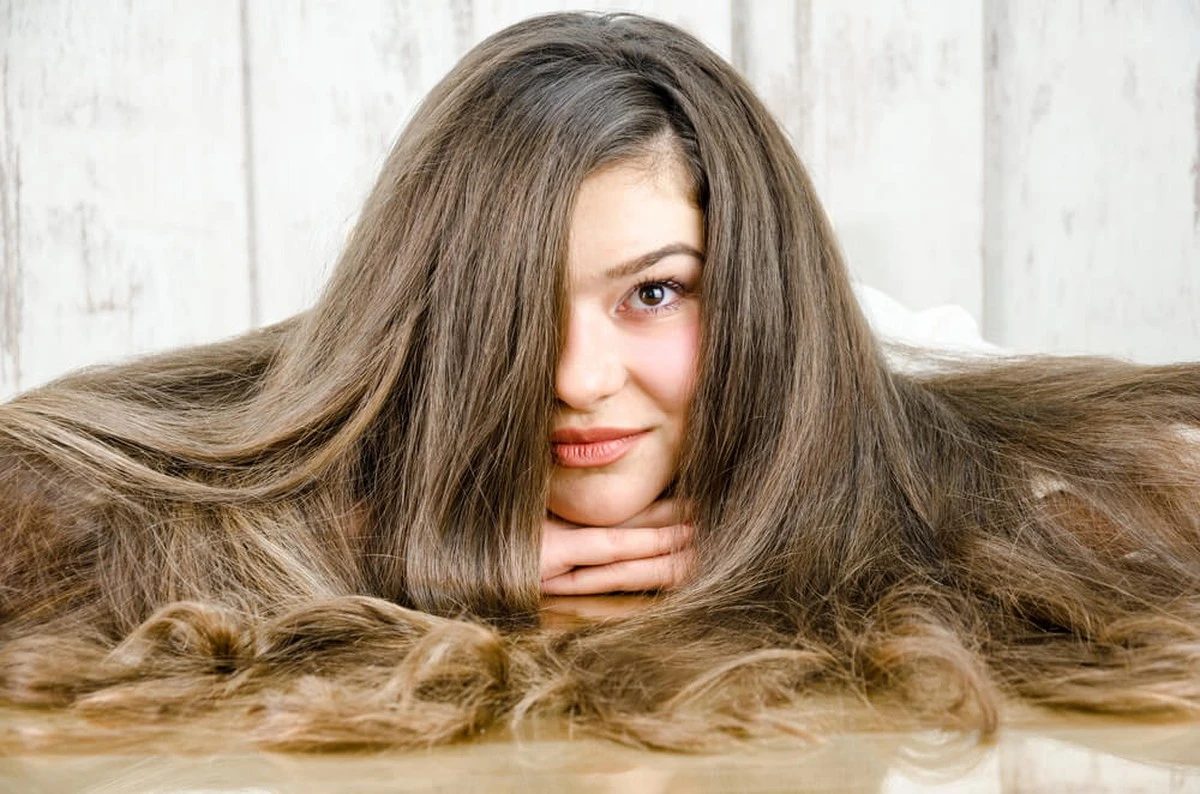 Kadeřníci prozrazují: Jednoduchý trik pro zvětšení objemu vlasů bez drahých produktů - image 2