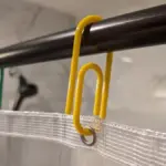 Kancelářské sponky na závěsy: trik pro dokonalé řasení bez drahých háčků