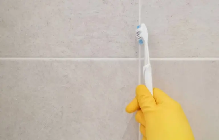 Kartáček na zuby a sůl: Neuvěřitelný způsob, jak vyčistit spáry mezi dlaždicemi.