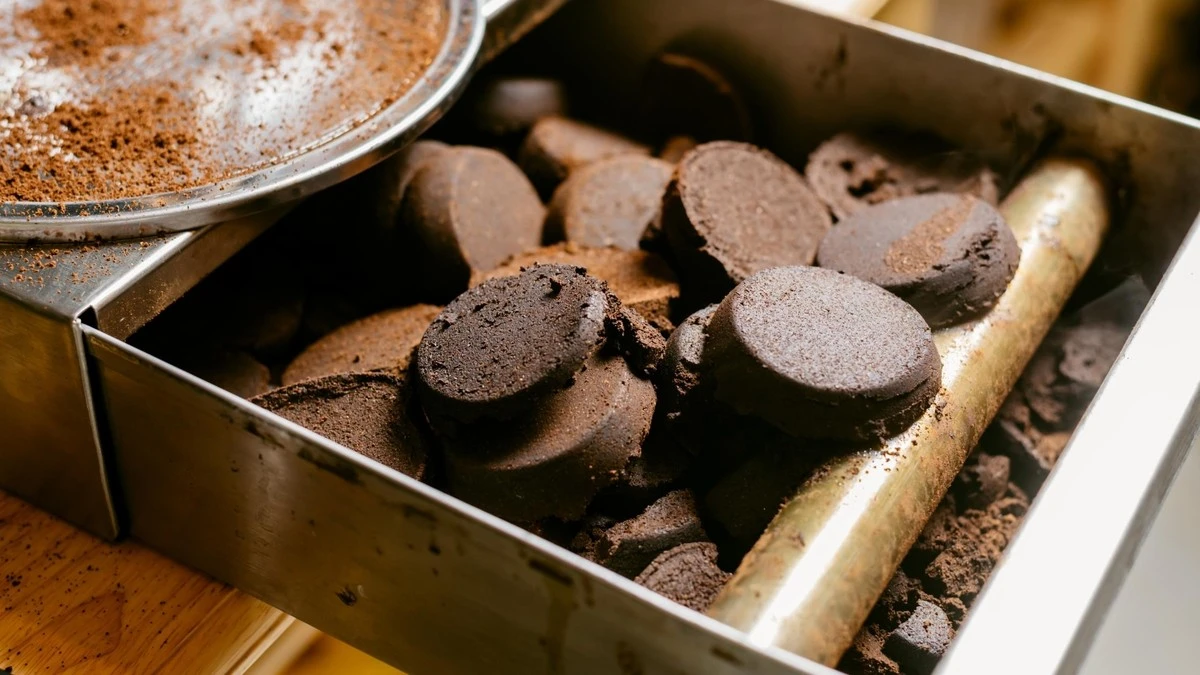 Kávová sedlina na zahradě: Proč profesionální pěstitelé přísahají na tento odpad - image 1