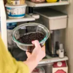 Kávová sedlina v ledničce? Proč odstraňuje pachy lépe než jedlá soda.