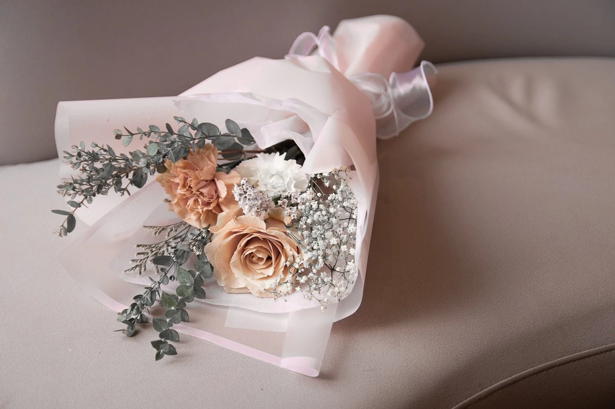 Měděná mince ve váze s růžemi: Prodlouží jejich životnost o týden - image 1