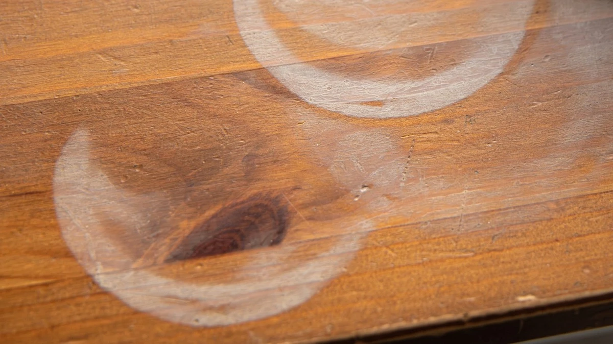 Naneste vazelínu na praskliny ve dřevě: starý trik řemeslníků - image 1