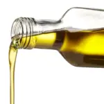 Nejen na vaření: 5 překvapivých způsobů využití olivového oleje v domácnosti