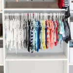 Obyčejná křída ve skříni zabraňuje plísni a šetří vaše oblečení.