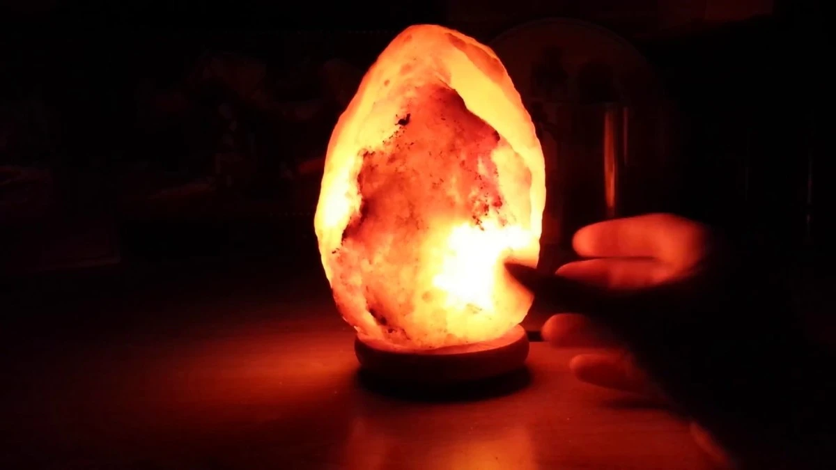 Obyčejná solná lampa dokáže vyčistit vzduch lépe než drahé přístroje. - image 1