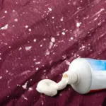 Obyčejná zubní pasta odstraní zažloutlé skvrny z bílého oblečení.