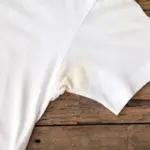 Ocet na skvrny od deodorantu: Záchrana bílého oblečení bez drhnutí