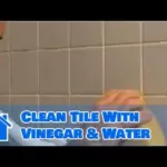 Ocet ve sprše: Trik pro lesklé obklady bez drahých čisticích prostředků.