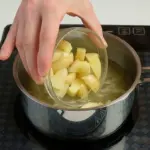 Položte bramboru do slané polévky a sledujte, co se stane