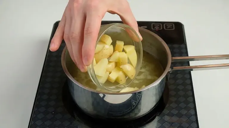 Položte bramboru do slané polévky a sledujte, co se stane