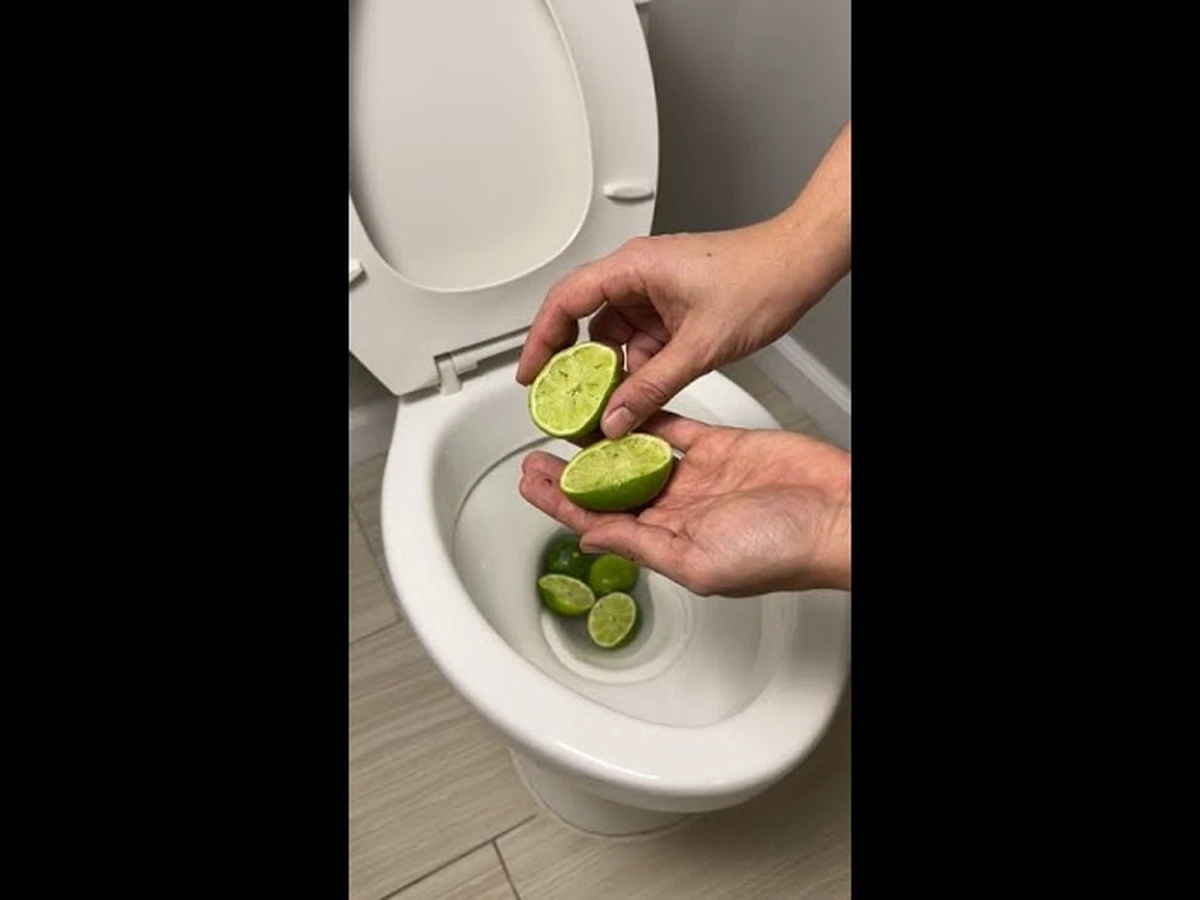 Položte citrónovou kůru na toaletu: odstraní zápach na týdny