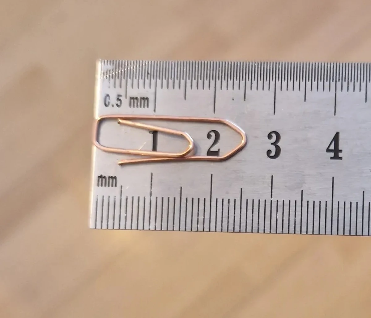 Použijte kancelářské sponky na zip: Jednoduchý trik pro opravu rozbitého zipu