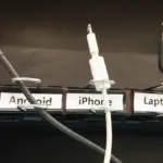 Použijte kancelářské sponky pro organizaci kabelů: levný a efektivní způsob.