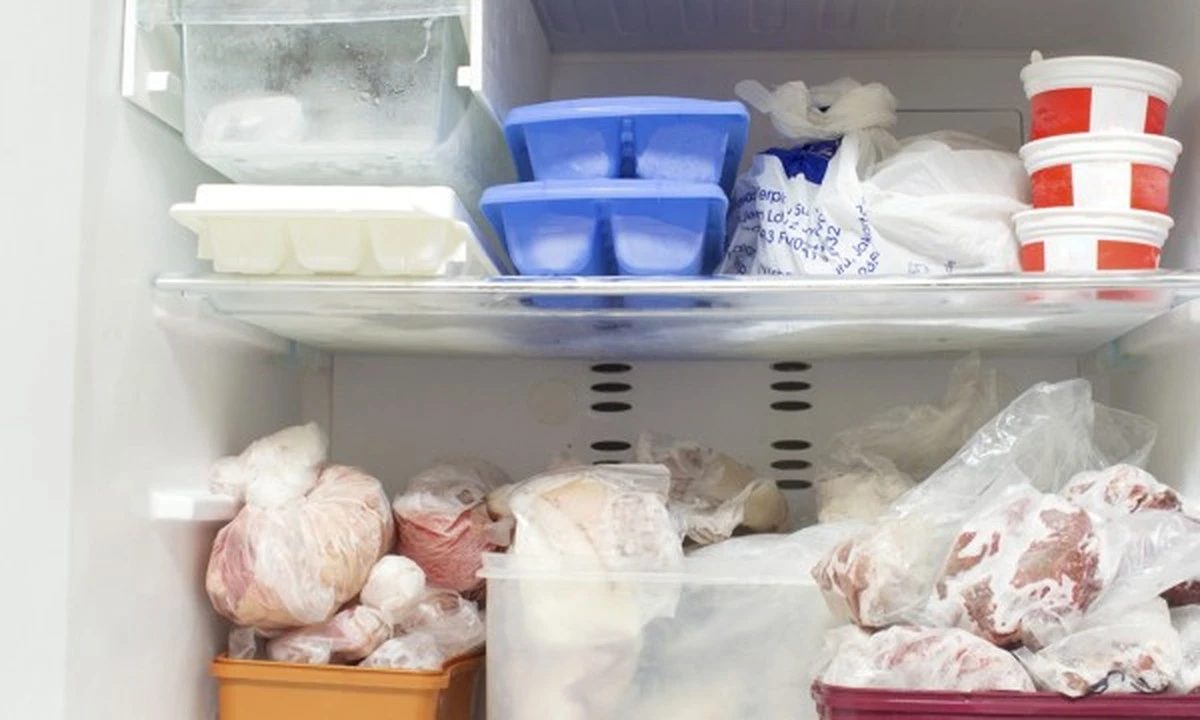 Použijte vlasce na zmrzlá dvířka mrazáku: Řešení, které vás překvapí.