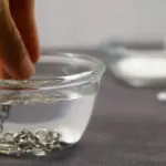 Použijte zubní pastu na zašlé stříbro: Leskne se jako nové.