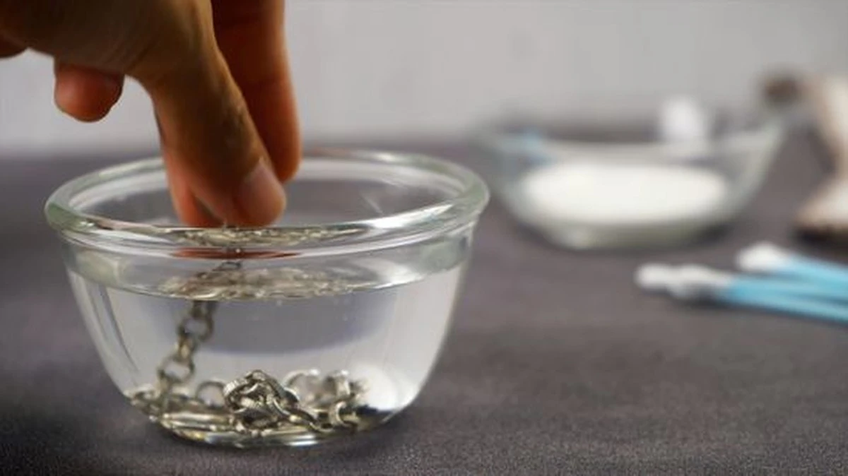 Použijte zubní pastu na zašlé stříbro: Leskne se jako nové.