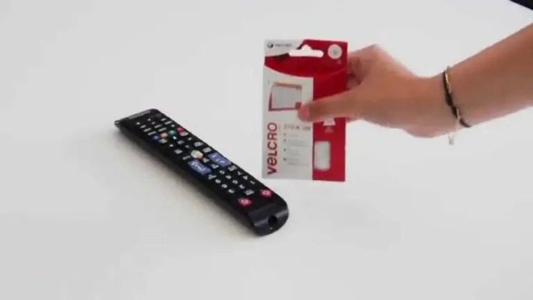 Přilepte suchý zip na dálkové ovladače: Konec hledání pod pohovkou.