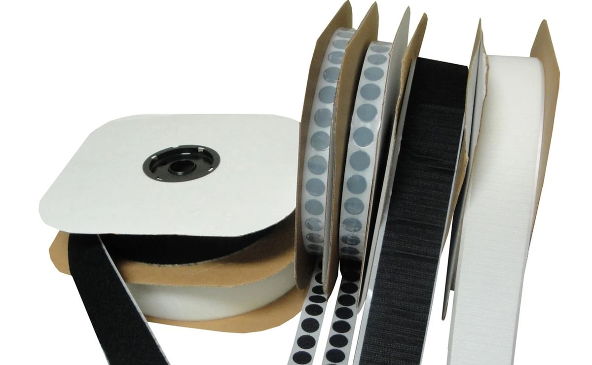 Přilepte suchý zip na dálkové ovladače: Konec hledání pod pohovkou. - image 1