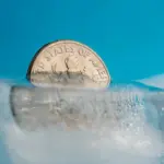 Proč dát minci do mrazáku? Trik, který prozradí odmrazení při výpadku proudu.