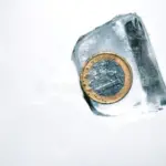 Proč dát minci do zmrzlé vody? Geniální způsob, jak zjistit výpadek elektřiny