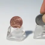 Proč dát minci do zamrzlé sklenice vody v mrazáku?