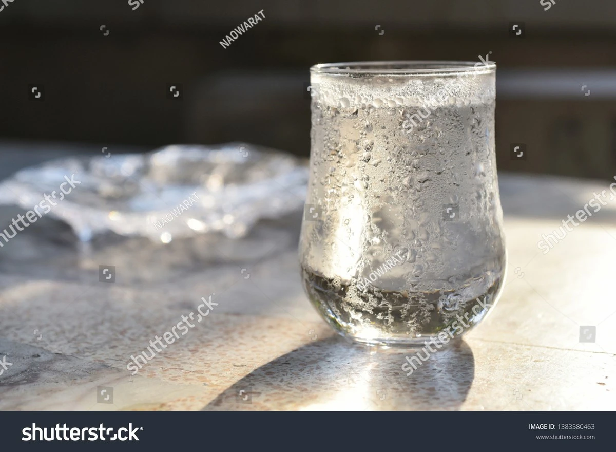 Proč dát minci do zmrzlé sklenice vody během dovolené. - image 1