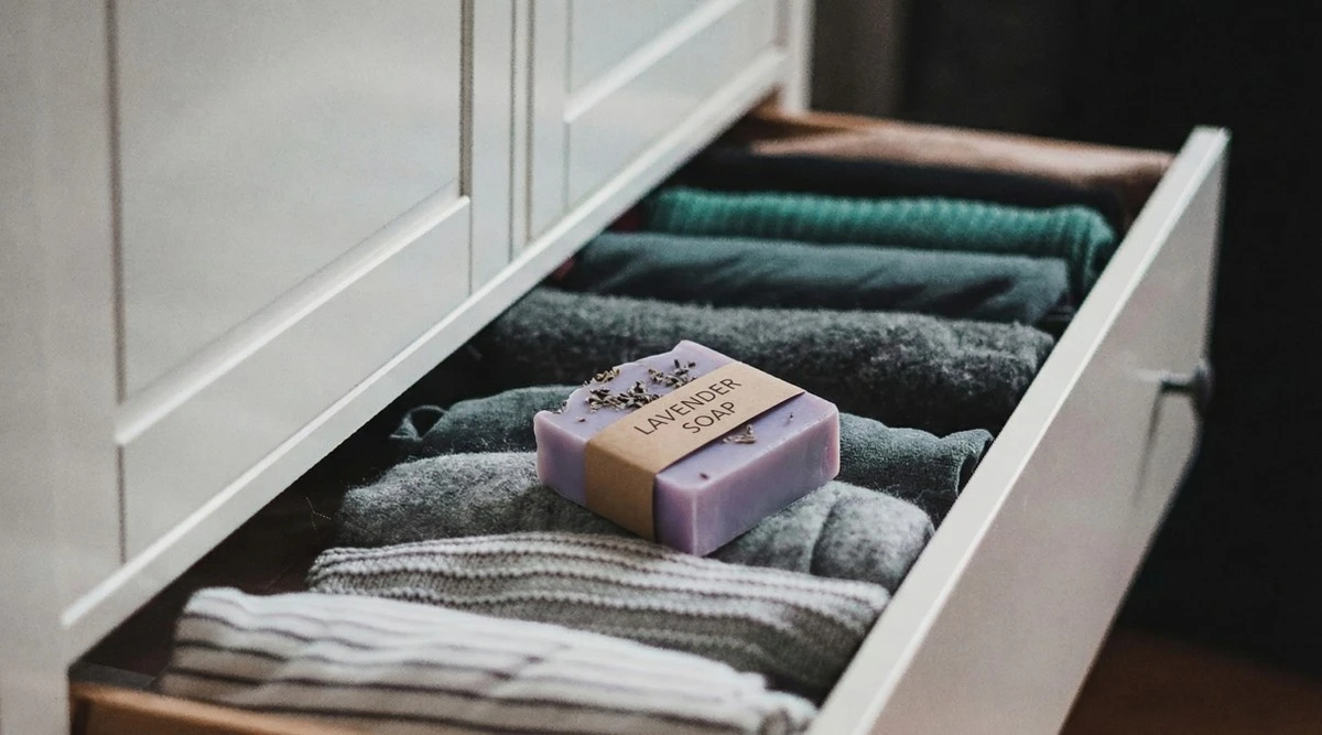 Proč dát mýdlo pod prostěradlo? Trik, který vám zlepší spánek - image 2