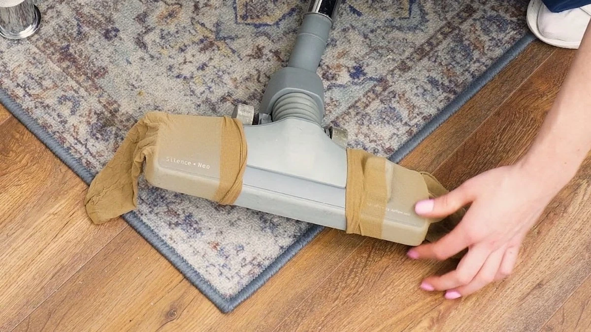 Proč dát silonku na vysavač: Trik pro nalezení malých ztracených předmětů.