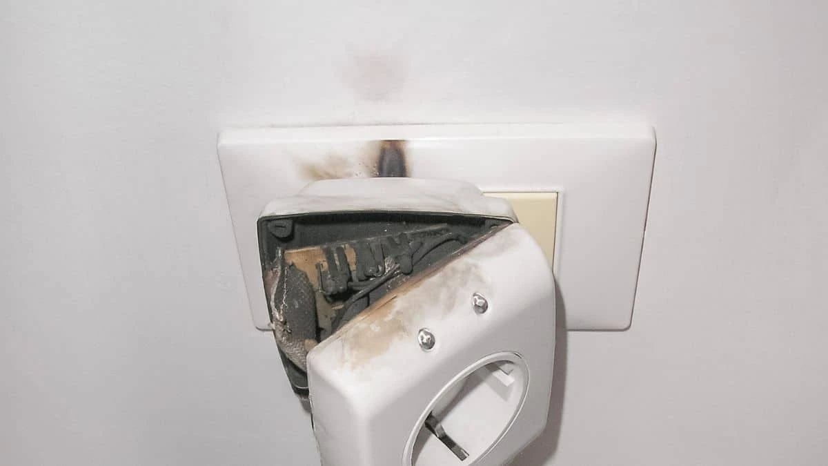 Proč elektrikáři vždy odpojují WiFi router před bouřkou. - image 2