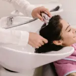 Proč kadeřníci vždy zakončují mytí vlasů studenou vodou.