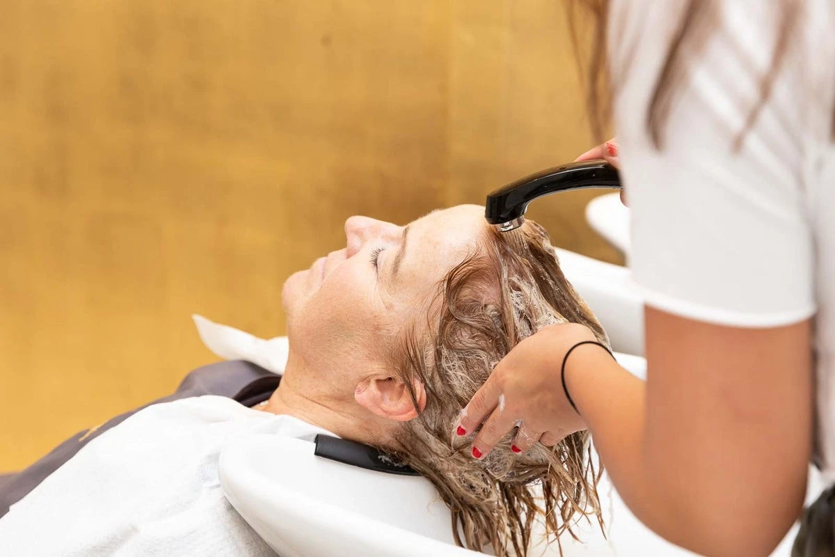 Proč kadeřníci vždy zakončují mytí vlasů studenou vodou. - image 1