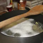 Proč položit dřevěnou lžíci na hrnec s vařící vodou? Trik, který funguje