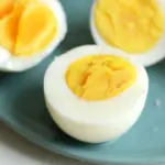 Proč šéfkuchaři vždy přidávají ocet do vařících se vajec.