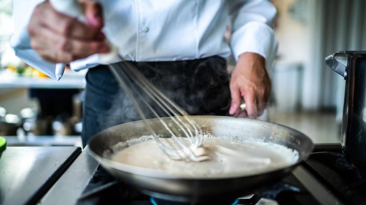 Šéfkuchaři odhalují: Proč vždy přidávají kostku ledu do omáčky při ohřívání. - image 1