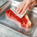 Šéfkuchaři prozrazují: proč vždy osušit maso před smažením.