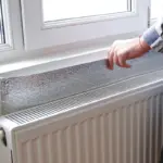 Vlažte alobal za radiátor: Jak tato jednoduchá metoda sníží účty za topení