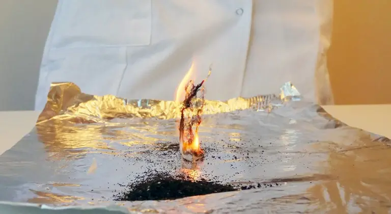 Vlhký čajový sáček na spáleniny: Lékařsky ověřený domácí prostředek.