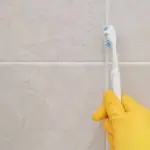 Zubní kartáček namočený v octu: Vyčistí spáry v koupelně bez námahy