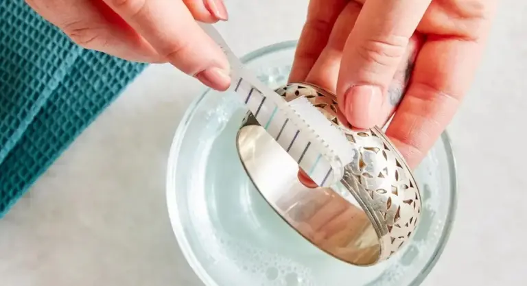 Zubní pasta na stříbrné šperky: Babičkovský trik pro lesk jako z obchodu